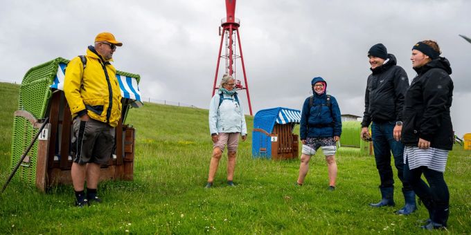 Die Teilnehmer der "Sound of Silence" Wattwanderung besprechen nach der Tour ihre Erfahrungen. Die Teilnehmer der "Sound of Silence" Wattwanderung besprechen nach der Tour ihre Erfahrungen.