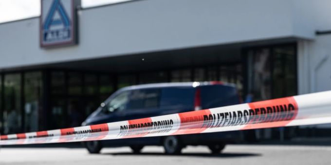Die Polizei hat den Tatort in Schwalmstadt (D) nach der Schiesserei abgesperrt. schwalmstadt