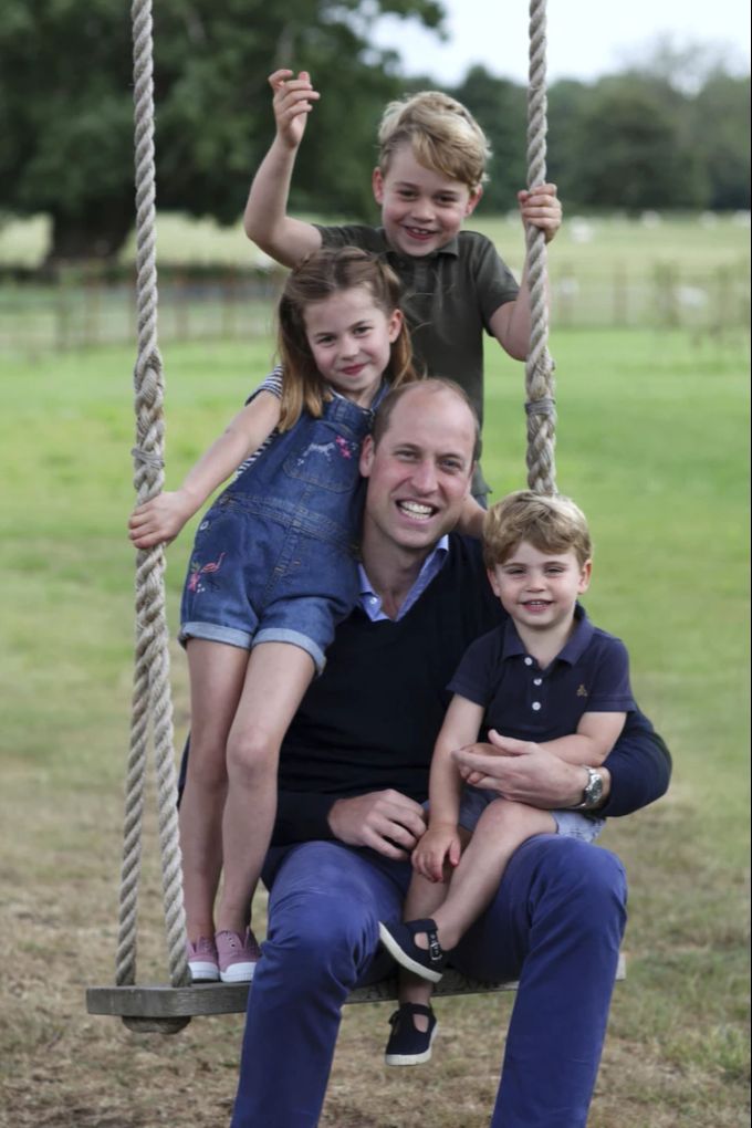 Prinz William mit seinen drei Kindern auf der Holzschaukel von Prinz Charles. Haben Prinz Harry und Meghan eine ähnliche bekommen? prinz william