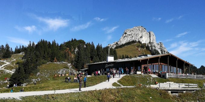 In den Bergen sollten Wanderer ein paar grundlegende Dinge beachten. Das gilt sowohl für unterwegs als auch die Übernachtung auf der Hütte. Berg Wanderer Hütte Sommer