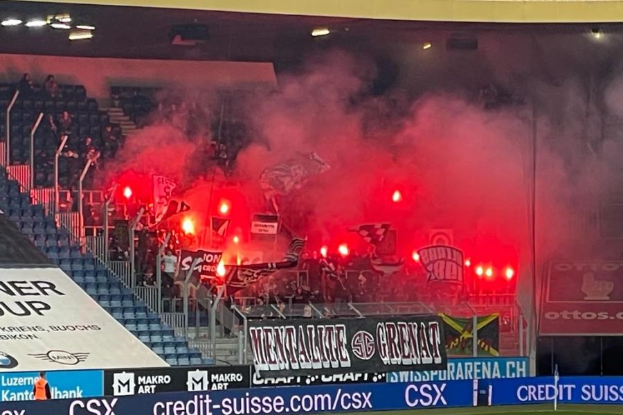 Die mitgereisten Servette-Fans zünden nach der Pause Pyros.