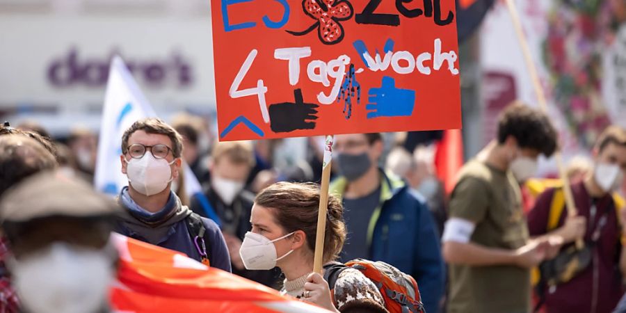 Der Deutsche Gewerkschaftsbund (DGB) sieht vor allem die reiche Bevölkerung in der Pflicht, mehr Lasten zu schultern. Zugleich setzt sich der DGB für den Inflationsausgleich und die 4-Tage-Woche ein. (Archivbild)