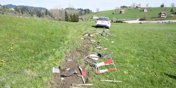 Lenker bei Selbstkollision lebensbedrohlich verletzt.