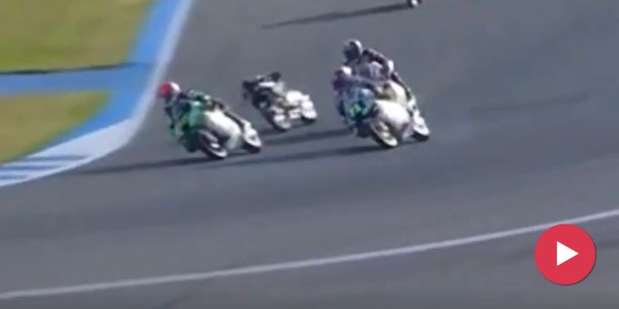 Crash in Moto3 - Australier Kelso (18) von fahrerlosem Bike getroffen!