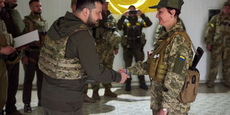 Wolodymyr Selenskyj besucht Truppen in Charkiw. Es war der erste bekannte Besuch des ukrainischen Präsidenten im Frontgebiet im Osten des Landes seit Kriegsbeginn.