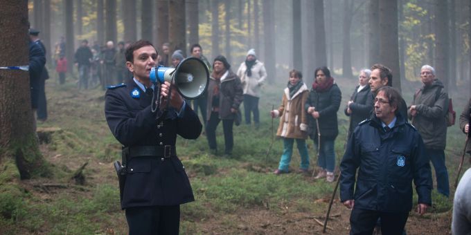 Gendarme Lambert (Dimitri Storage) leitet die Suche nach dem kleinen Rémi. Gendarme Lambert (Dimitri Storage) leitet die Suche nach dem kleinen Rémi.