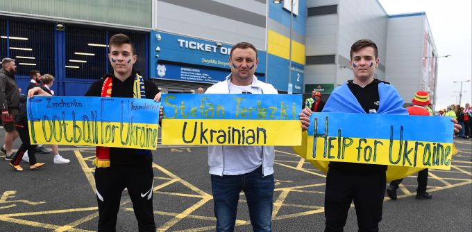 Ukrainische Fans vor dem Playoff-Final zur WM 2022 zwischen Wales und der Ukraine. WM 2022