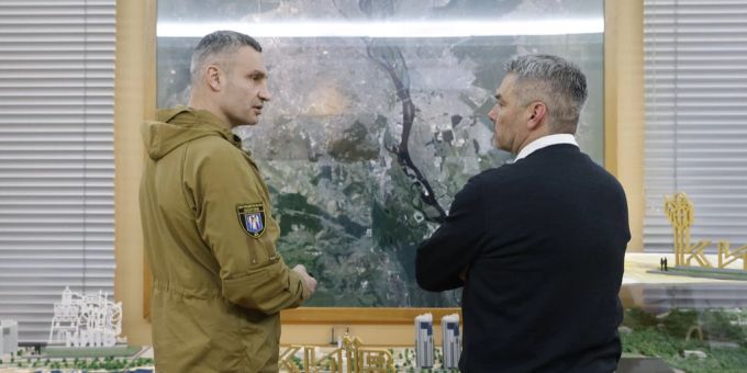 Kiews Bürgermeister Vitali Klitschko im Gespräch mit Österreichs Kanzler Karl Nehammer. Klitschko