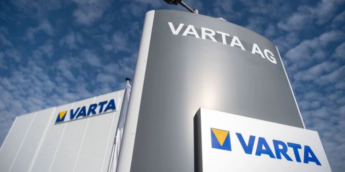 Die Varta AG hält trotz globaler Krisen an ihren Zielen fest. Varta AG