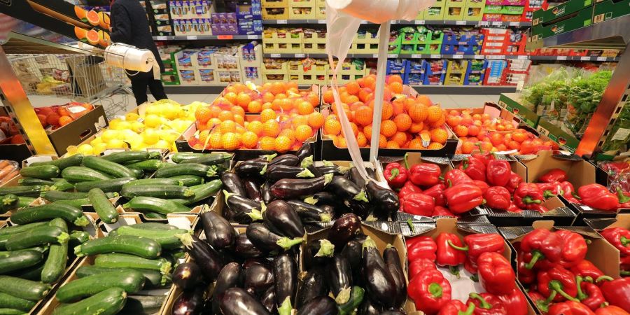 Obst- und Gemüse im Supermarkt. Mit einer flexitarischen Ernährung mit begrenztem Konsum von tierischen Produkten könnte unser Biodiversitäts-Fussabdruck bereits spürbar verringert werden - bei konsequenter vegetarischer oder veganer Ernährung noch deutlich stärker.