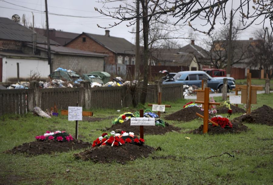 Gräber von im Ukraine-Krieg getöteten Anwohnern von Mariupol am 13. April.