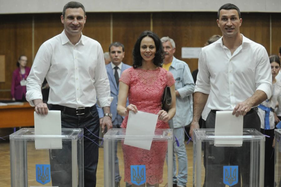 Ein Bild aus alten Zeiten (v.l.): Vitali Klitschko, Natalia und Wladimir Klitschko bei den Wahlen in Kiew.