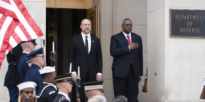 Verteidigungsminister der Vereinigten Staaten Lloyd Austin (r.) mit seinem ukrainischen Amtskollegen Denys Schmyhal bei einem Treffen während dem Ukraine-Krieg. Verteidigungsminister der Vereinigten Staaten