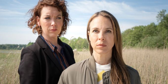 Lina Beckmann (Melly Böwe, l) und Anneke Kim Sarnau (Katrin König) ermitteln im «Polizeiruf 110: Seine Familie kann man sich nicht aussuchen». Lina Beckmann (Melly Böwe, l) und Anneke Kim Sarnau (Katrin König) ermitteln im «Polizeiruf 110: Seine Familie kann man sich nicht aussuchen».