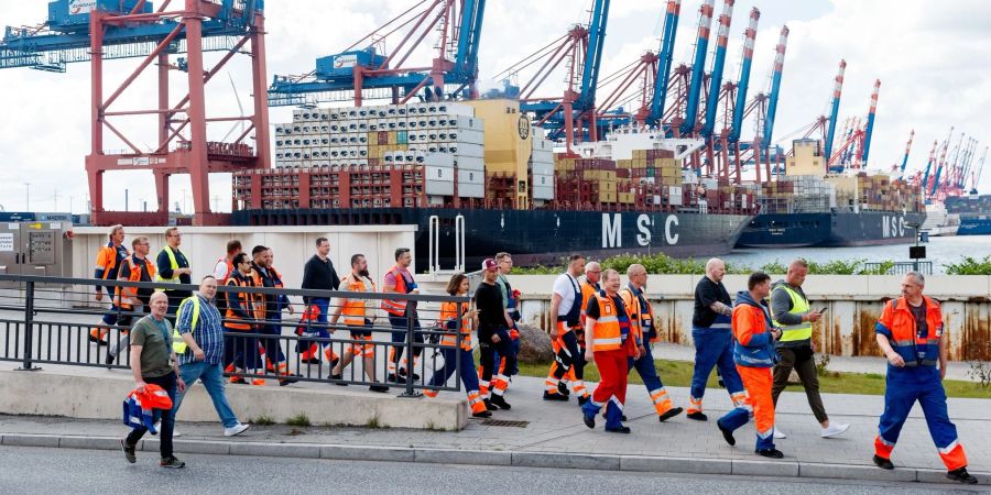 Hafenarbeiter am Donnerstag auf dem Weg zu einer Streikversammlung in Hamburg.