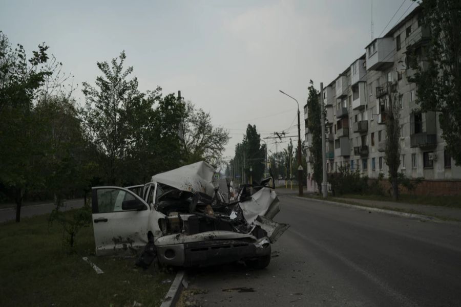 Russische Einheiten preschen durch heftigen Artillerie-Beschuss vor.