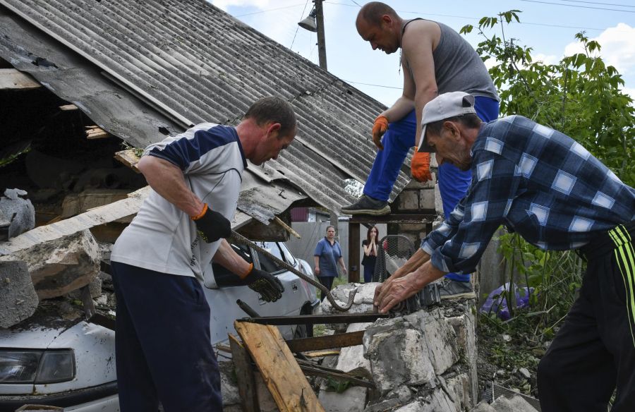 Anwohner entfernen die Trümmer eines zerstörten Hauses nach russischem Beschuss in Kramatorsk.