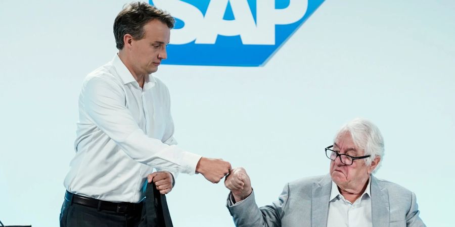 Hasso Plattner (r), Vorsitzender des Aufsichtsrats der SAP SE, und Christian Klein, Vorstandssprecher des Softwarekonzerns SAP, begrüssen sich vor der Hauptversammlung des Softwarekonzerns SAP.