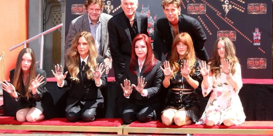 Steve Binder, Baz Luhrmann und Austin Butler (oben, v.l.n.r.) sowie Harper Vivienne Ann Lockwood, Lisa Marie Presley, Priscilla Presley, Riley Keough und Finley Aaron Love Lockwood (unten, v.l.n.r.) bei der Ehrung in Hollywood.