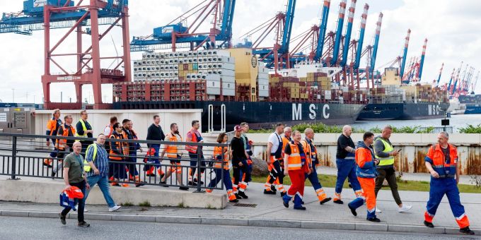 Hafenarbeiter in Hamburg gehen zu einer Streikversammlung. Hafenarbeiter in Hamburg gehen zu einer Streikversammlung.