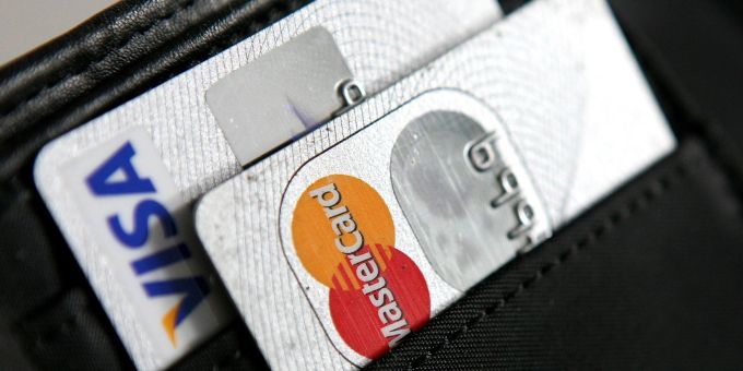 Zwei Kreditkarten von Visa und Mastercard in einer Geldbörse. visa mastercard