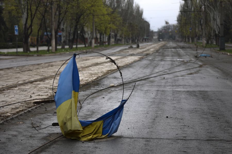 Mariupol ist fast vollständig an die Russen gefallen. Eine zerrissene ukrainische Flagge liegt am 18. April verlassen auf einer Hauptverkehrsader.