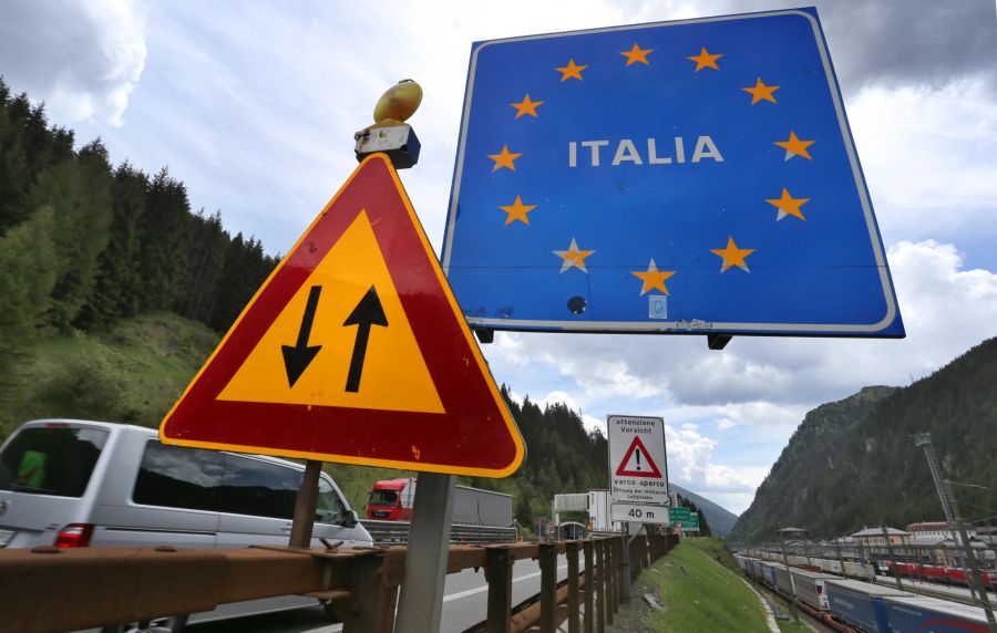 Italien Schild Autobahn Autos