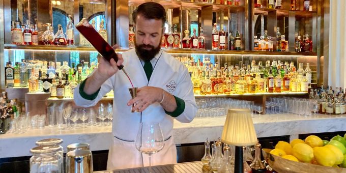 Der Berliner Philip Bischoff mixt im BKK Social Club in Bangkok einen «Milongas», eine argentinisch angehauchte Cocktailkreation. Der Berliner Philip Bischoff mixt im BKK Social Club in Bangkok einen «Milongas», eine argentinisch angehauchte Cocktailkreation.