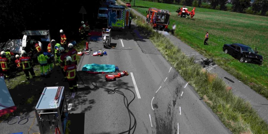 Zwei unbestimmt Verletzte bei Verkehrsunfall.