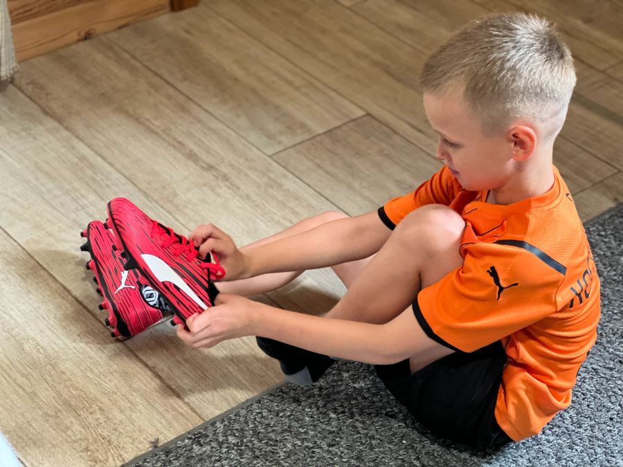 Der kleine Fussballfan wird mit Ausrüstung versorgt.