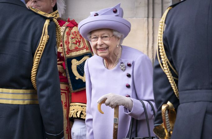 Queen Elizabeth II. nimmt an der Militärparade im Garten des Holyrood-Hauses im schottischen Edinburgh teil. Queen Elizabeth