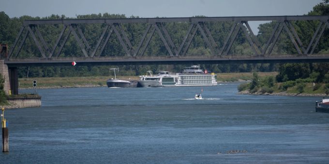 Das Kreuzfahrtschiff wird nach der Havarie abgeschleppt. Das Kreuzfahrtschiff wird nach der Havarie abgeschleppt.