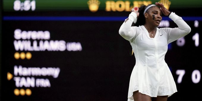 Serena Williams in ihrem Erstrunden-Spiel in Wimbledon gegen Harmony Tan. Serena Williams Wimbledon