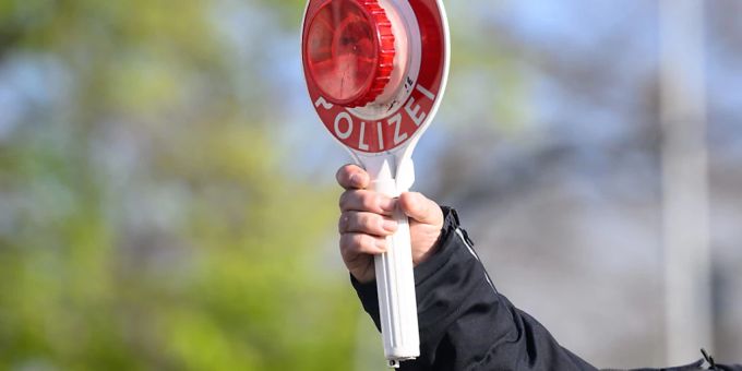 Die Polizei stoppt zunehmend Jugendliche, die zu schnell unterwegs sind: Die Delikte von Jugendlichen gegen das Strassenverkehrsgesetz haben im vergangenen Jahr um 15,4 Prozent zugenommen. (Symbolbild) Die Polizei stoppt zunehmend Jugendliche, die zu schnell unterwegs sind: Die Delikte von Jugendlichen gegen das Strassenverkehrsgesetz haben im vergangenen Jahr um 15,4 Prozent zugenommen. (Symbolbild)