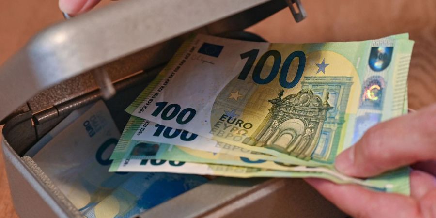 Etwa die Hälfte der Menschen in Deutschland weiss genau, auf wie viel Geld sie zugreifen könnten.