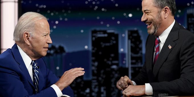 Joe Biden (l), Präsident der USA, spricht mit Moderator Jimmy Kimmel in der Fernsehsendung «Jimmy Kimmel Live!». Foto: Evan Vucci/AP/dpa Joe Biden (l), Präsident der USA, spricht mit Moderator Jimmy Kimmel in der Fernsehsendung «Jimmy Kimmel Live!». Foto: Evan Vucci/AP/dpa