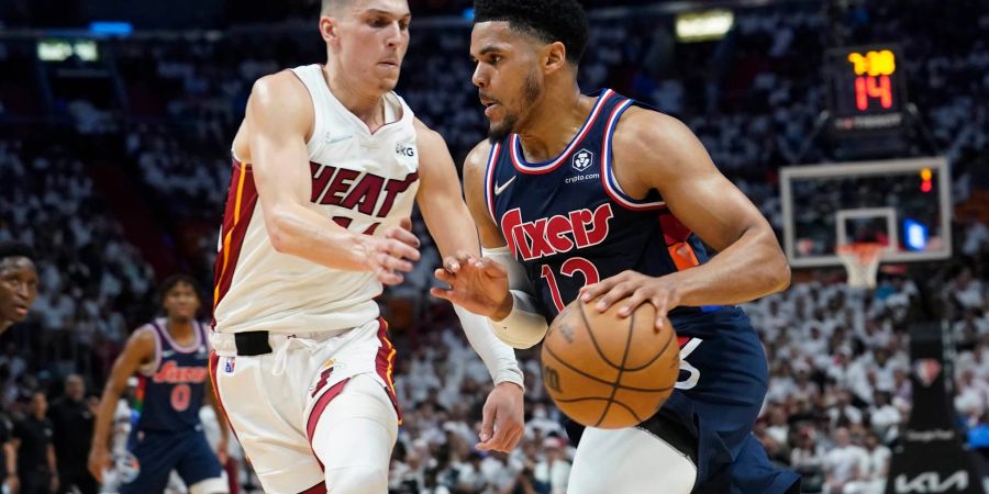 Tobias Harris (r) von Philadelphia in Aktion gegen Tyler Herro von Miami.