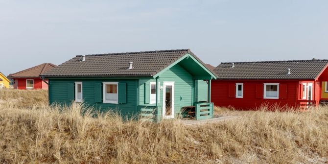 Ferienhaus Holz bunt Dünengras