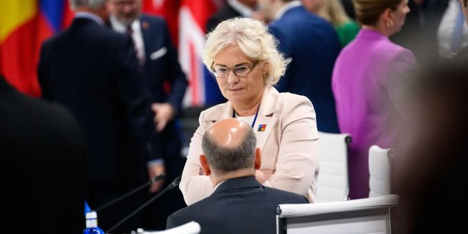 Christine Lambrecht im Gespräch mit Kanzler Olaf Scholz beim Nato-Gipfel in Madrid. Christine Lambrecht im Gespräch mit Kanzler Olaf Scholz beim Nato-Gipfel in Madrid.