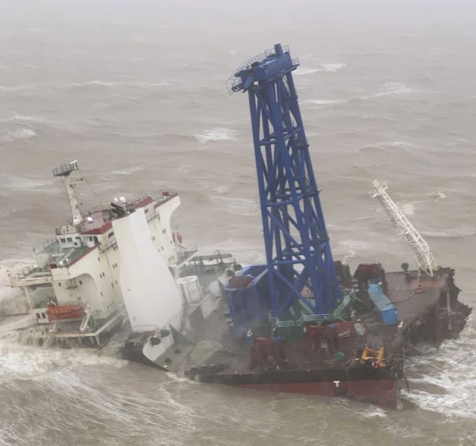 Das Schiff geriet in einen Taifun. Schiff zerbrochen Taifun