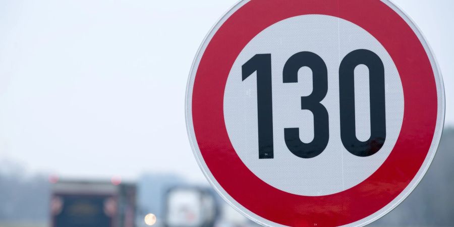 Insbesondere auf der Autobahn ist der Verbrauch pro Kilometer Experten zufolge stark von der gefahrenen Geschwindigkeit abhängig.