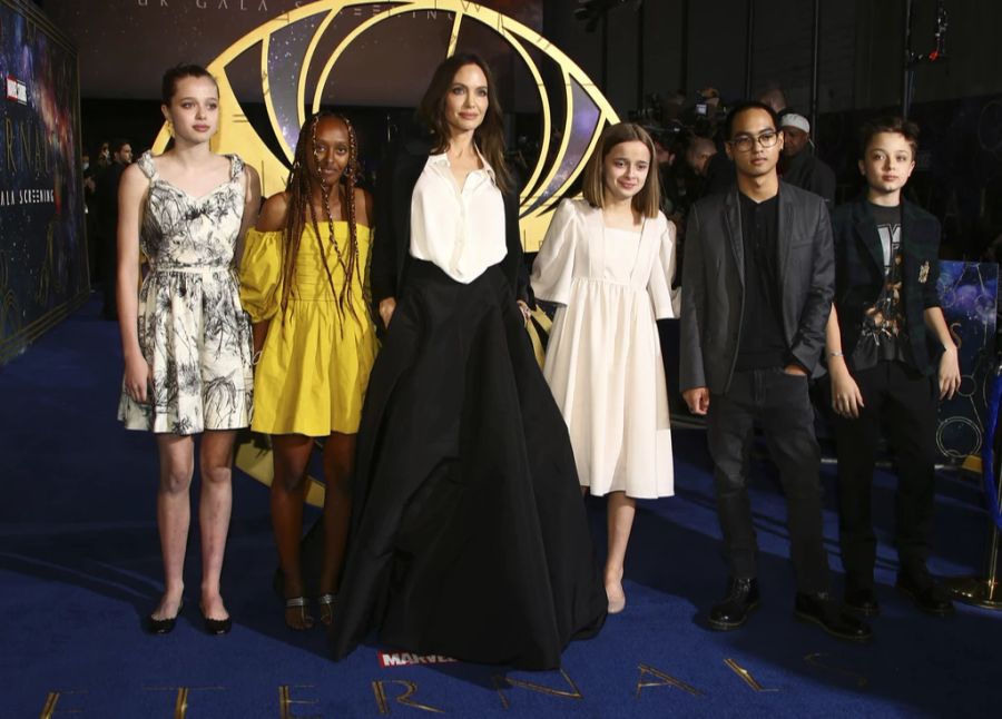 Die Ex-Frau von Brad Pitt Angelina Jolie posiert mit ihren Kindern Shiloh Jolie-Pitt, Zahara Jolie-Pitt, Vivienne Jolie-Pitt, Maddox Jolie-Pitt und Knox Jolie-Pitt.