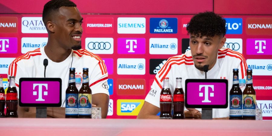 Ryan Gravenberch (l) und Noussair Mazraoui bei der Teampräsentation des FC Bayern.