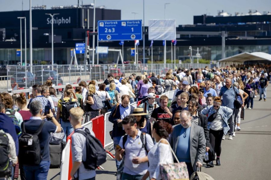 In ganz Europa herrschte 2022 ein Flug-Chaos: Wer über Amsterdam reisen muss, braucht Geduld und Nerven. Der Flughafen kämpft mit massiven Personalproblemen. Lange Schlangen bis ins Freie si