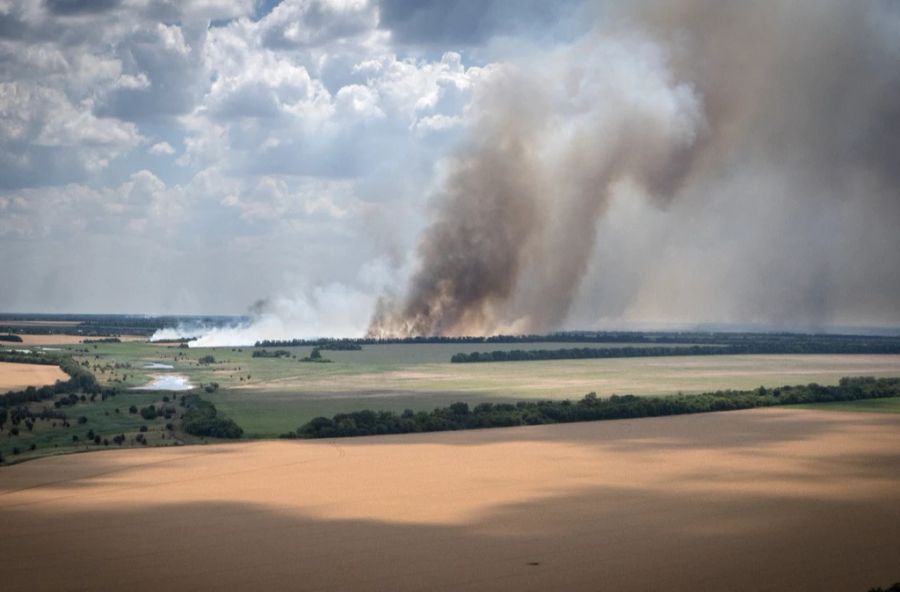 Rauch steigt von den Frontlinien auf, an denen sich ukrainische und russische Truppen heftige Kämpfe liefern.