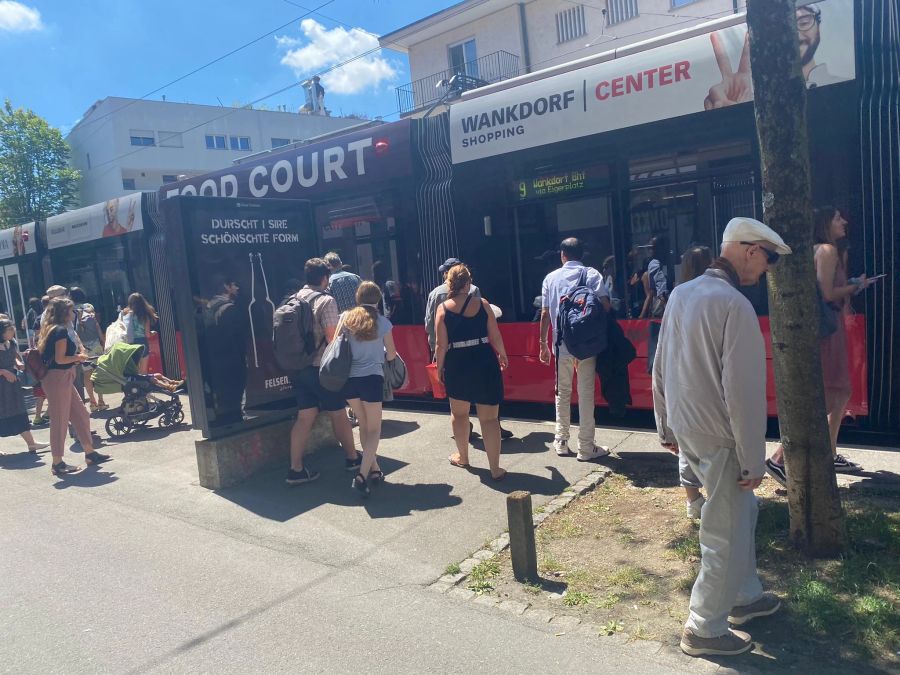 Dort werden sie vom Zug abgeladen und sollen das Tram nehmen.