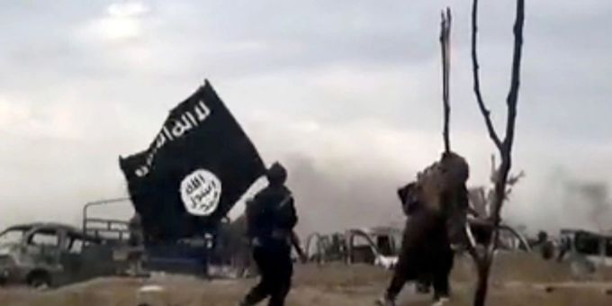 Das Archivbild aus dem Jahr 2019 zeigt IS-Kämpfer in Syrien mit einer Flagge des selbsternannten «Islamischen Staats». Das Archivbild aus dem Jahr 2019 zeigt IS-Kämpfer in Syrien mit einer Flagge des selbsternannten «Islamischen Staats».