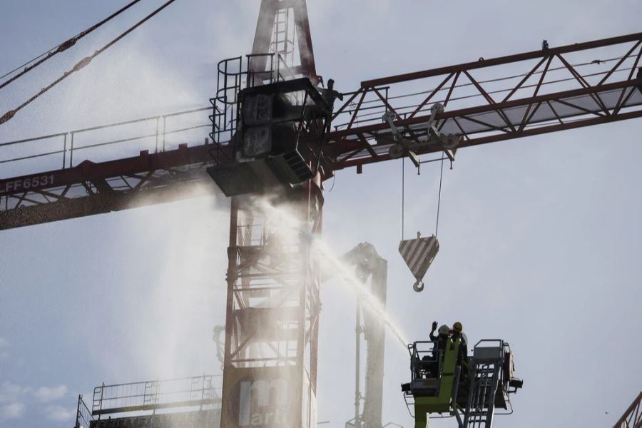 Die Feuerwehr löschte das Feuer auf dem Kran von unten.