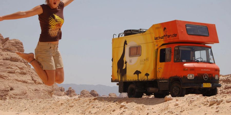 Maria Bester mit dem umgebauten Eiscremetruck auf ihrer Reise quer durch Afrika im August 2009.