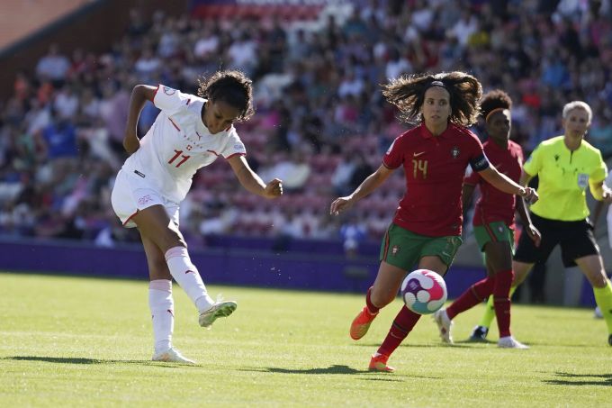 Coumba Sow schiesst die Schweiz beim EM-Auftakt 2022 sehr früh ins Glück. Portugal Switzerland Euro 2022